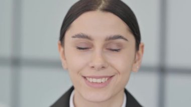 Gülümseyen genç kadın yüz yakın