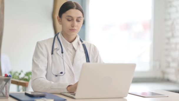 Jovem Médica Trabalhando Laptop Clínica — Vídeo de Stock