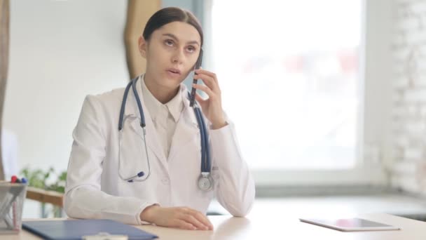 Jovem Médica Conversando Por Telefone Clínica — Vídeo de Stock