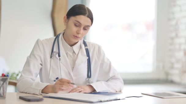 Jeune Femme Médecin Travaillant Sur Rapport Médical Clinique — Video