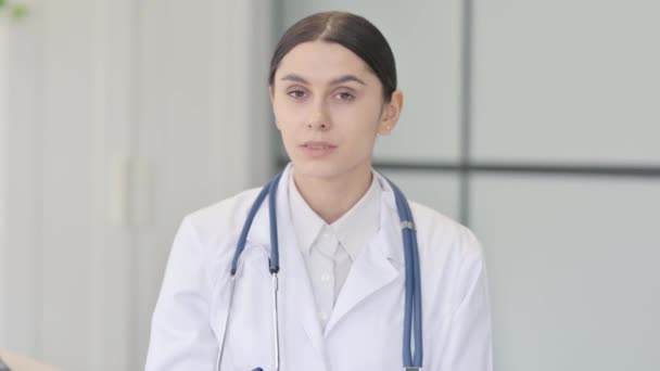 Nej Ung Kvinnlig Doktor Viftar Med Fingret Förnekelse — Stockvideo