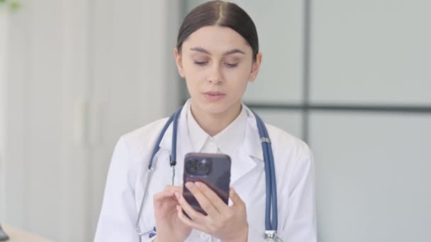 Portriat Της Νεαρής Γυναίκας Γιατρός Χρησιμοποιώντας Smartphone — Αρχείο Βίντεο