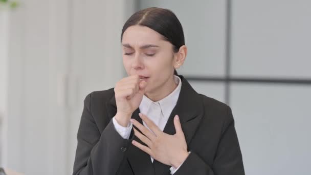体弱多病的年轻女商人在办公室咳嗽的画像 — 图库视频影像