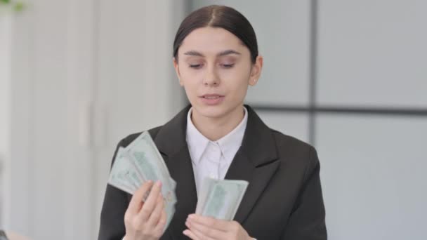 Portrait Jeune Femme Affaires Compter Argent Dollar — Video