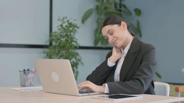 Młoda Latynoska Bizneswoman Bólem Głowy Praca Laptopie — Zdjęcie stockowe
