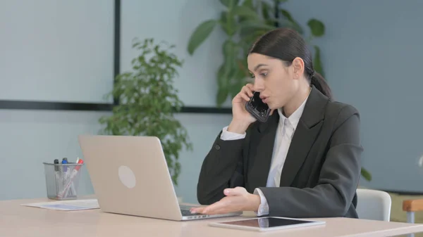 Ung Latinsk Affärskvinna Prata Telefon Jobbet — Stockfoto