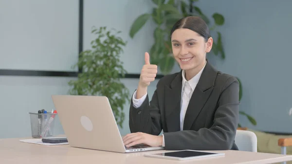 Kciuki Górę Przez Młoda Latynoska Businesswoman Laptopie — Zdjęcie stockowe