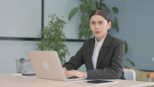 Schockierte Junge Geschäftsfrau Aus Lateinamerika Arbeitet Laptop — Stockfoto