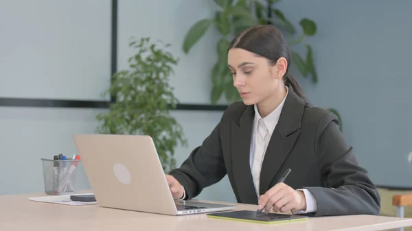 Ung Latinsk Affärskvinna Som Arbetar Med Bärbar Dator Och Grafisk — Stockfoto