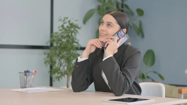 若いラテンビジネス女性がスマートフォンで話す — ストック写真
