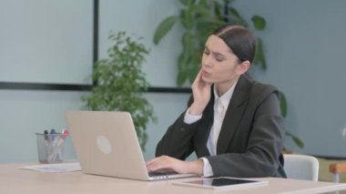 Genç iş kadını dizüstü bilgisayarda çalışırken diş ağrısı çekiyor, enfeksiyon kapmış.