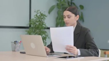 Genç İş Kadını Laptop ve Belgeler ve Evraklarda Kaybından Şok Oldu