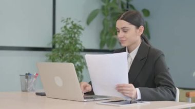 Genç İşkadını Laptop ve Belgelerde Başarı Kutlaması, Evrak İşleri