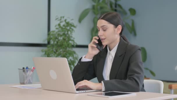 Молодая Предпринимательница Разговаривает Телефону Работе — стоковое видео