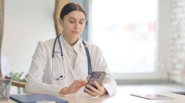 Genç Kadın Doktor Klinikte Akıllı Telefon Kullanıyor