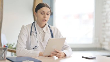 Klinikteki Genç Kadın Doktor 'un Tablet' te Online Video Sohbeti