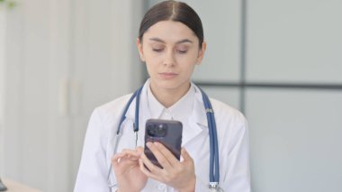 Genç Kadın Doktor Portriatı Akıllı Telefon Kullanıyor