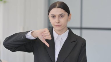 Buisnessman 'ın Başparmaklarını Aşağı Yaparken Portresi