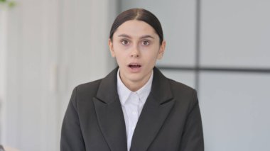 Şok Olan Genç İş Kadını 'nın Portresi