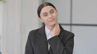 Boyun Ağrısı Olan Yorgun Genç İş kadınının Portresi