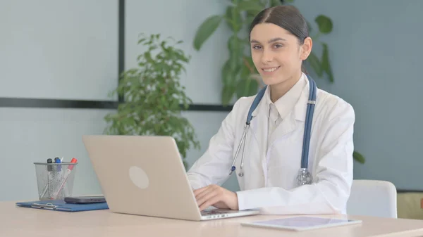 Jovem Médica Sorrindo Para Câmera Enquanto Trabalhava Laptop — Fotografia de Stock
