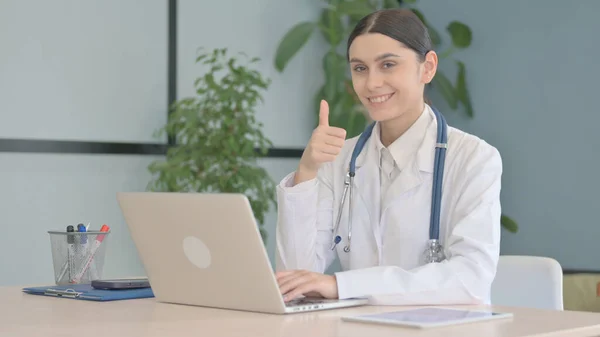 Polegares Para Cima Por Jovem Médico Feminino Laptop Clínica — Fotografia de Stock