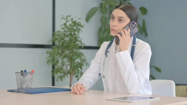Młoda Lekarka Rozmawiająca Przez Telefon Klinice — Zdjęcie stockowe