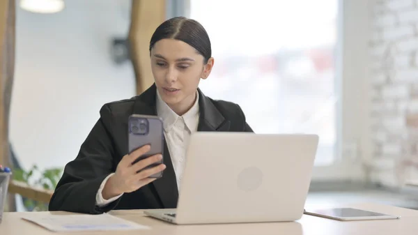 Fiatal Üzletasszony Dolgozik Laptop Használata Okostelefon — Stock Fotó