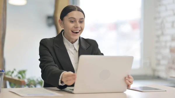 Izgatott Fiatal Üzletasszony Ünnepli Siker Laptopon — Stock Fotó
