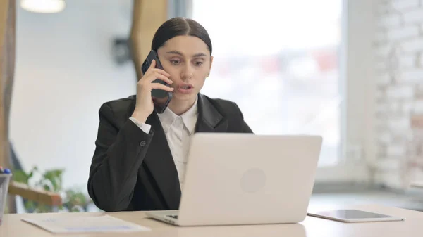 電話で議論する若いビジネスマンの動揺 — ストック写真