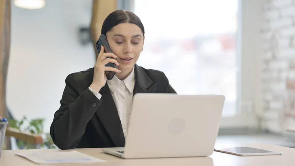 Fiatal Üzletasszony Beszél Telefonon Munkahelyen — Stock Fotó