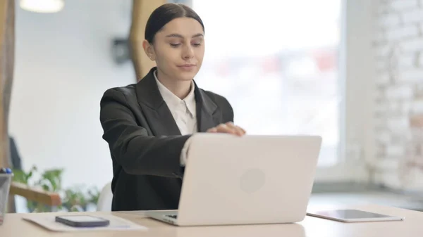 Young Businesswoman Leaving Office Closing Laptop — Stockfoto