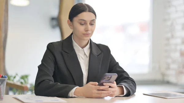 Ung Affärskvinna Med Smartphone Jobbet — Stockfoto