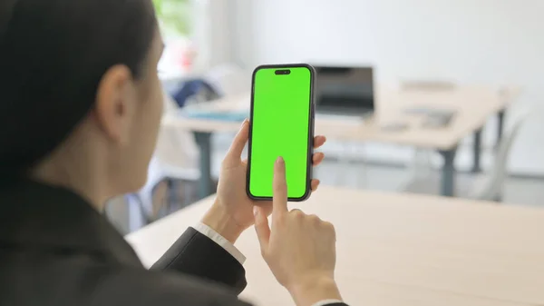 Close Businesswoman Using Phone Green Screen — Stock fotografie