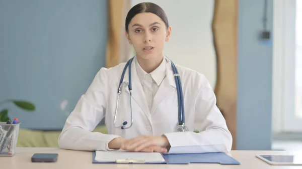 Video Chat Por Doctora Joven Clínica Consultoría Línea —  Fotos de Stock
