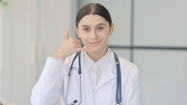 Chame Gesture Por Jovem Médica Para Consultoria — Fotografia de Stock