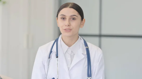 Retrato Una Joven Doctora Haciendo Video Chat Línea — Foto de Stock