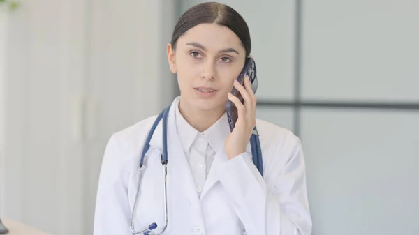 Portret Młodej Lekarki Rozmawiającej Przez Telefon — Zdjęcie stockowe