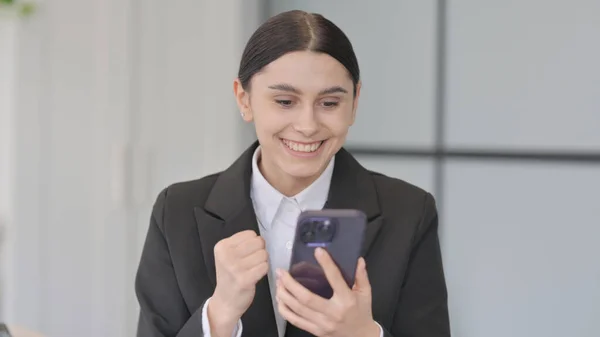 年轻女商人在智能手机上庆祝成功的肖像 — 图库照片