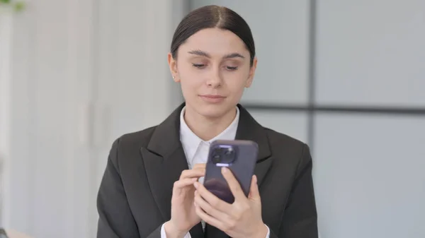 Retrato Una Joven Empresaria Usando Smartphone —  Fotos de Stock