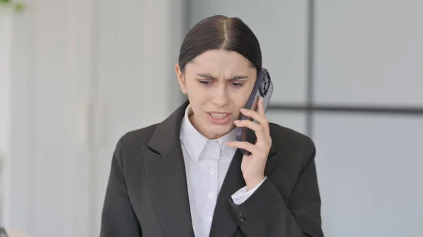 愤怒的年轻女商人在电话中尖叫的肖像 — 图库照片