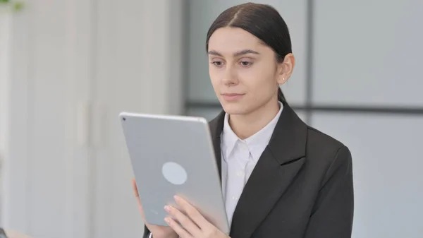 Portré Fiatal Üzletasszony Segítségével Tablet Computer — Stock Fotó