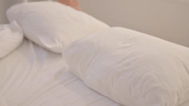 Yorgun Olgun Yetişkin Adam Uyumak için Yatıyor