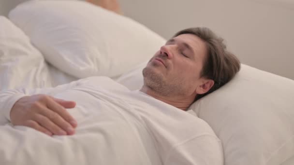 Boyun Ağrısı Olan Yetişkin Bir Adam Yatakta Yatıyor — Stok video