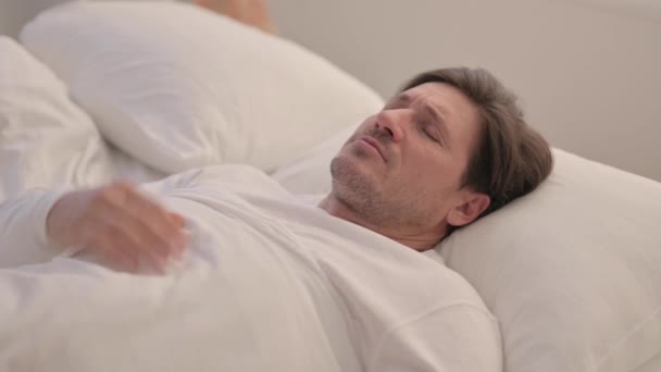 Ώριμος Ενήλικας Πονοκέφαλο Ξαπλωμένος Στο Κρεβάτι — Αρχείο Βίντεο