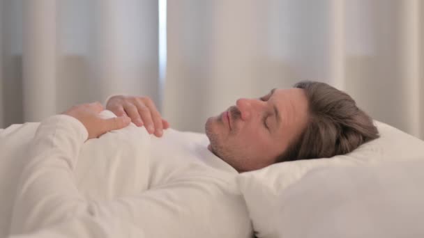Widok Boku Dojrzały Dorosły Mężczyzna Śpi Łóżku — Wideo stockowe