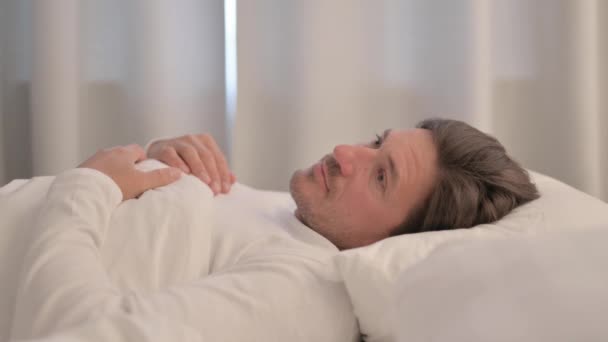 寝たきりの熟女大人の男の側面図 — ストック動画