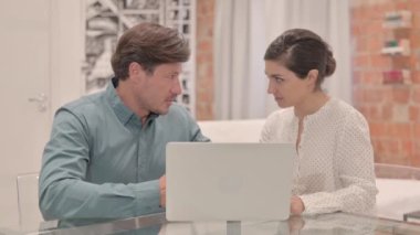 Dizüstü bilgisayarda çalışan sıradan ırklar arası bir çift.