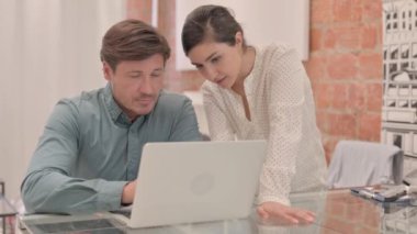 Yaratıcı Irklar Arası Ekip Laptop üzerinde çalışıyor