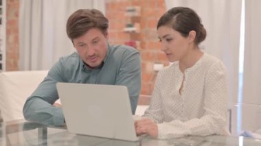 Evde Dizüstü bilgisayar kullanan Irklar Arası Çift